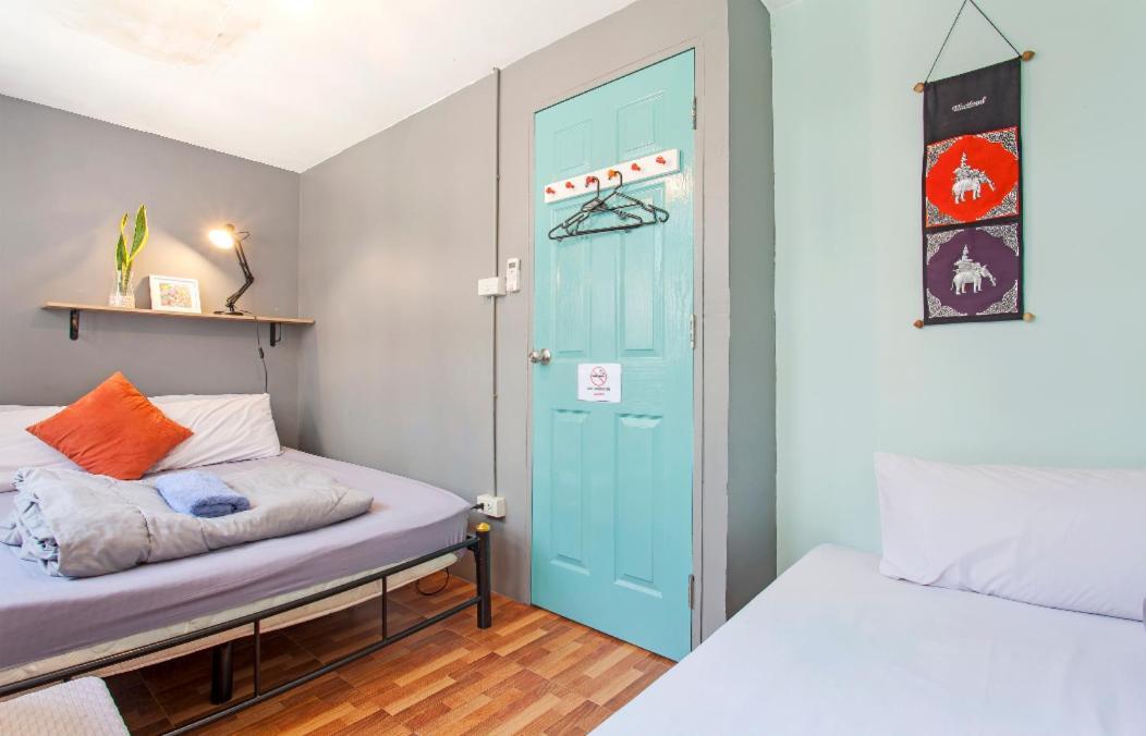 Miku Guesthouse Bangkok Exterior photo