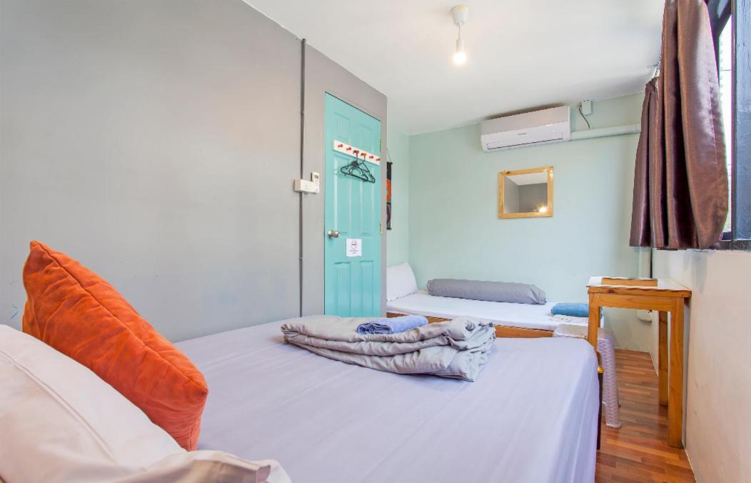 Miku Guesthouse Bangkok Exterior photo