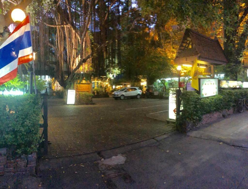Miku Guesthouse Bangkok Exterior photo